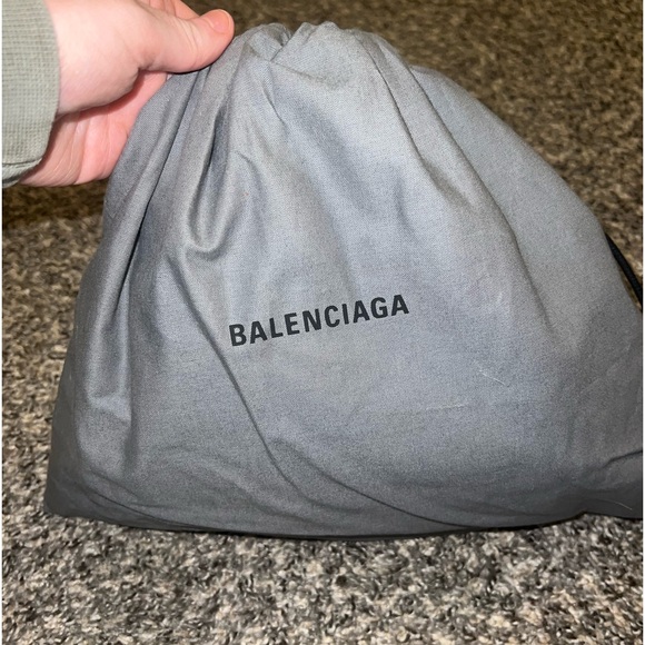 Balenciaga town leather cross body bag - Picture 2 of 7